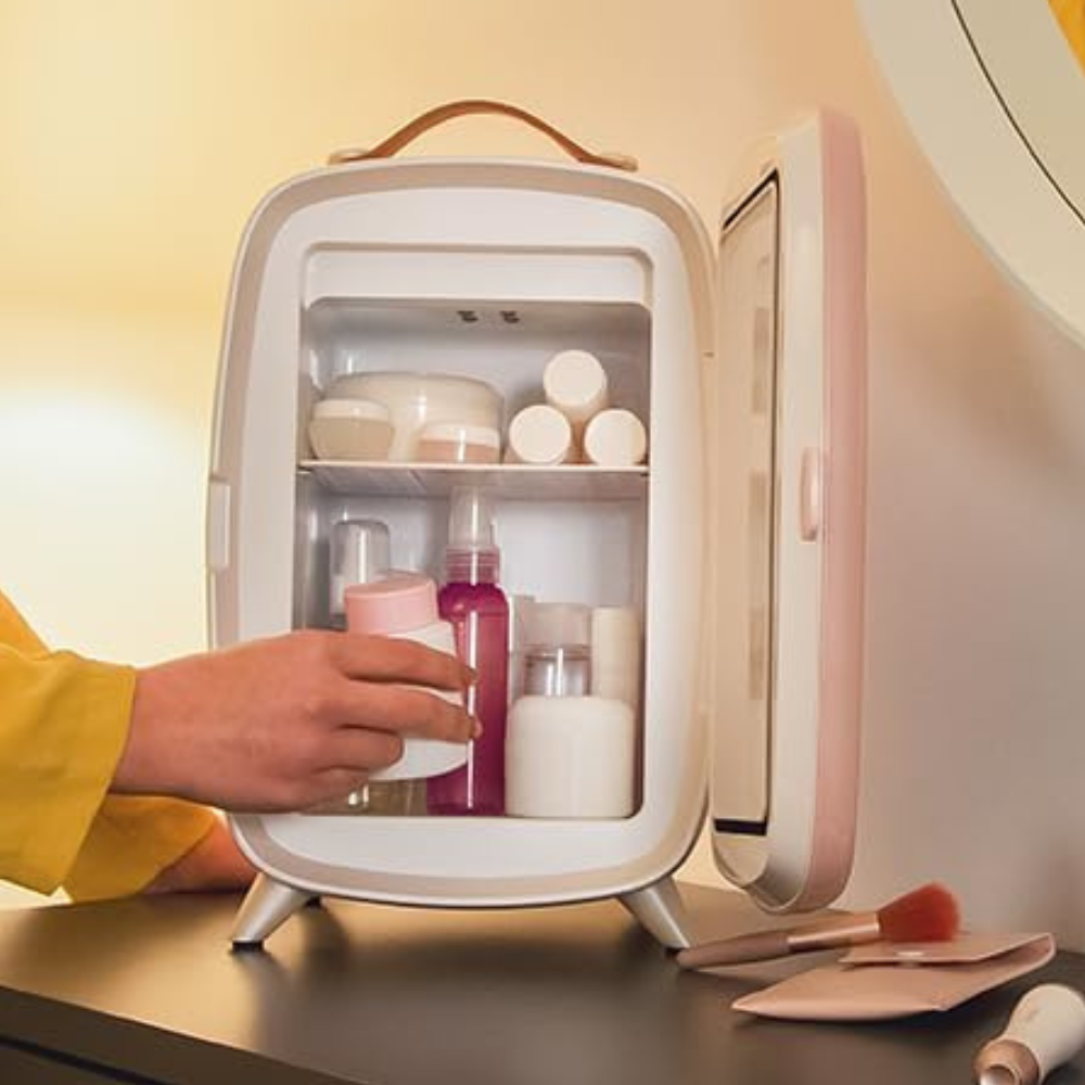 Vista interior de la mini nevera Cecotec de 6 litros para cosméticos, con dos cajones organizadores