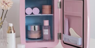Mini nevera Flamingueo de 4 litros en color rosa con función de frío y calor, ideal para habitación y viajes